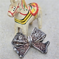 sølvfarvet-filigran-sløjfebroche-gammel-broche